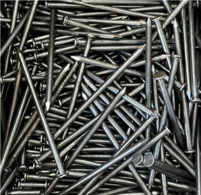 Clavos para césped de 6” sin galvanizar – Sujetadores y estacas duraderos para césped artificial, paisajismo y cobertura vegetal | (Paquete de 55 / 220 / 550)