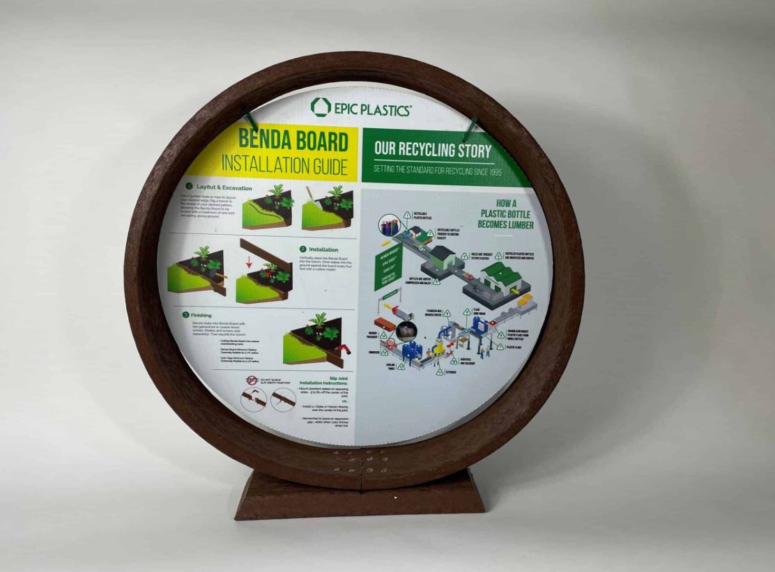 Tablero doblador de plástico color teca con 4 estacas (3,3" x 16'ft) (1 paquete)